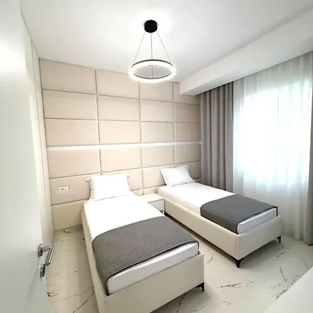 Albania Haven Kafe Flora تيرانا